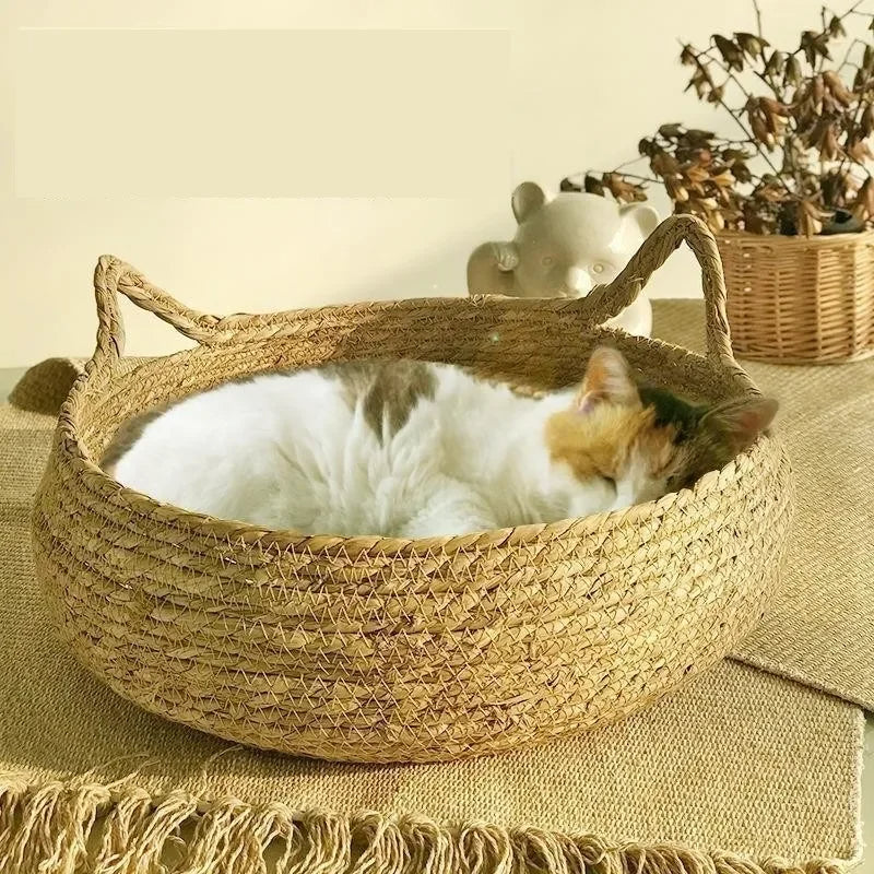 Cama de gato tejida a mano con cojín de temporada