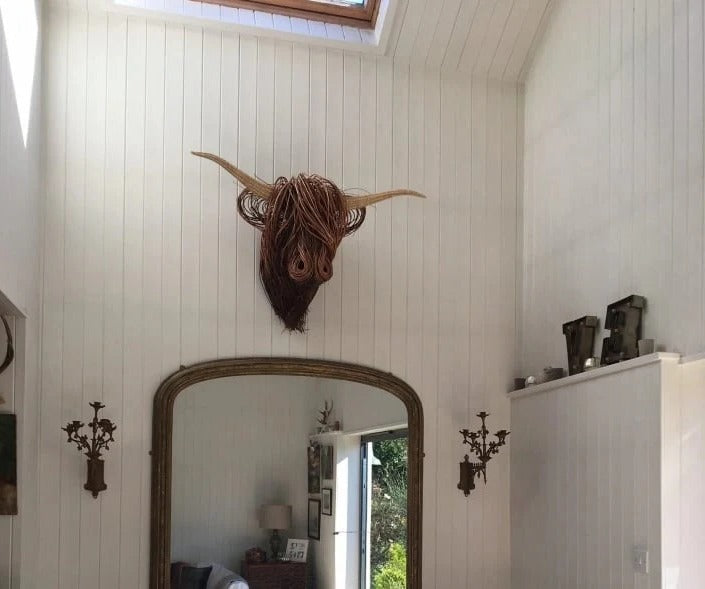 Escultura de vaca montada en la pared