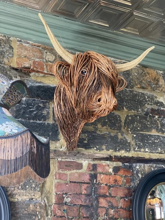Escultura de vaca montada en la pared