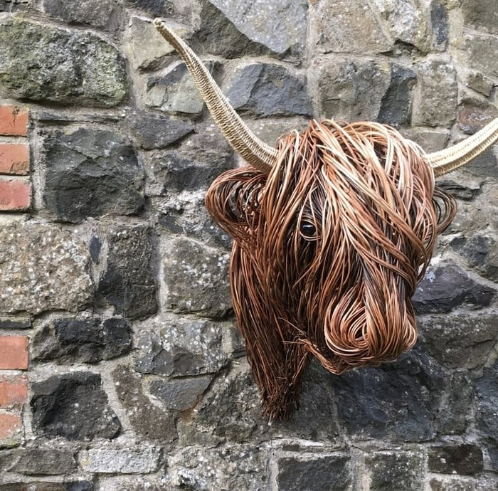 Escultura de vaca montada en la pared