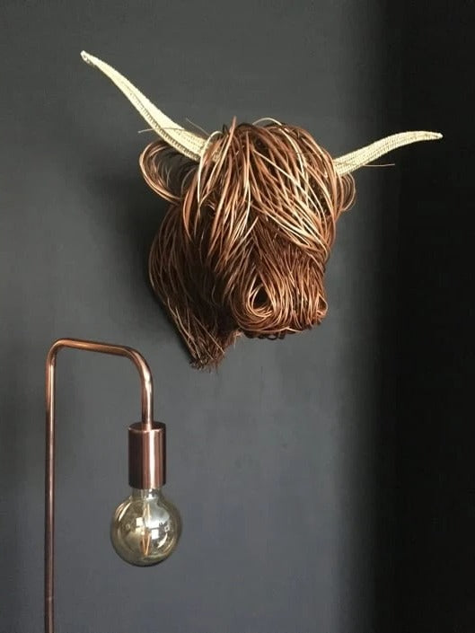 Escultura de vaca montada en la pared