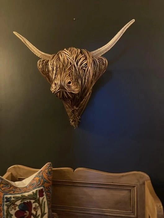 Escultura de vaca montada en la pared