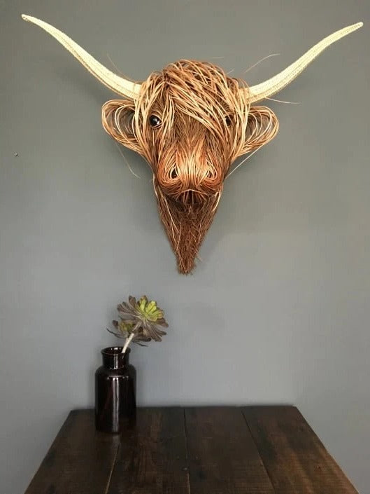 Escultura de vaca montada en la pared