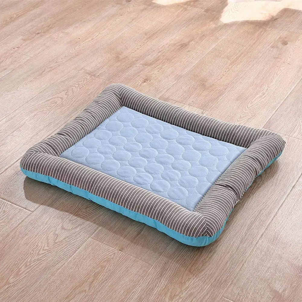 Cama refrescante para perro con material de seda helada